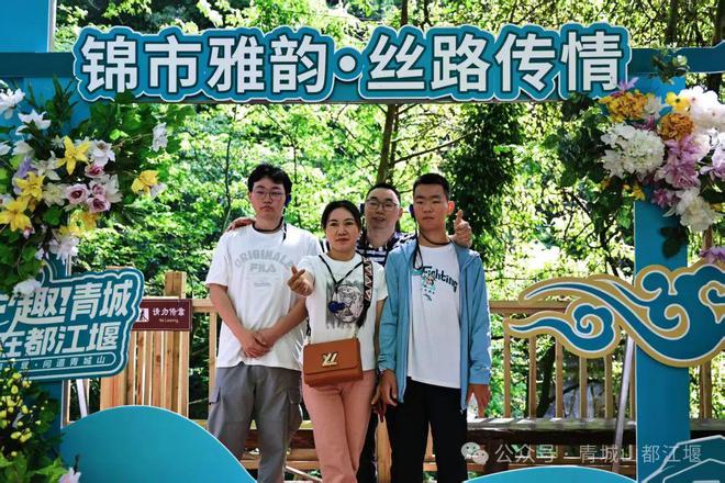 城山都江堰太火爆NPC白娘子被求合影到宕机ag真人平台第一游戏顶流实锤！这个五一青(图13)