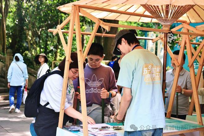 城山都江堰太火爆NPC白娘子被求合影到宕机ag真人平台第一游戏顶流实锤！这个五一青(图18)