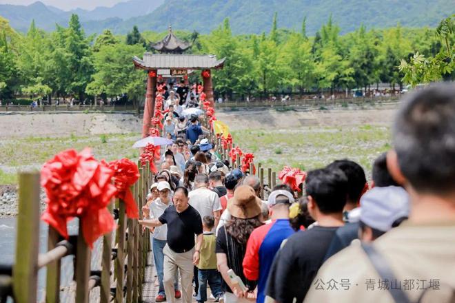 城山都江堰太火爆NPC白娘子被求合影到宕机ag真人平台第一游戏顶流实锤！这个五一青(图17)