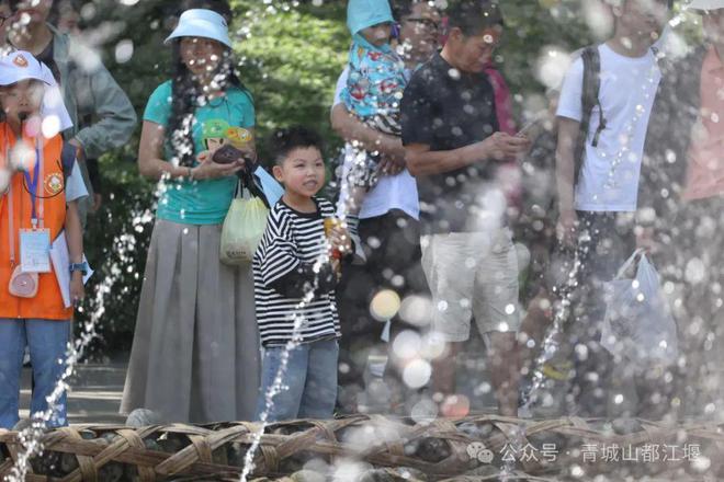 城山都江堰太火爆NPC白娘子被求合影到宕机ag真人平台第一游戏顶流实锤！这个五一青(图11)