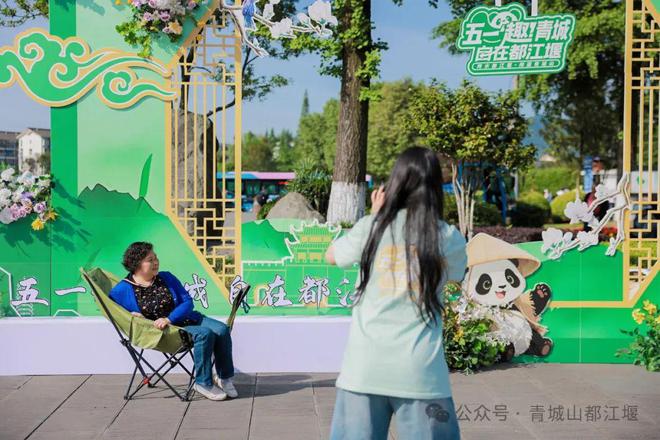 城山都江堰太火爆NPC白娘子被求合影到宕机ag真人平台第一游戏顶流实锤！这个五一青(图15)