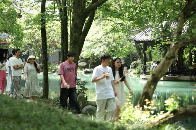 城山都江堰太火爆NPC白娘子被求合影到宕机ag真人平台第一游戏顶流实锤！这个五一青(图14)
