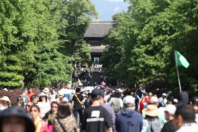 城山都江堰太火爆NPC白娘子被求合影到宕机ag真人平台第一游戏顶流实锤！这个五一青(图20)