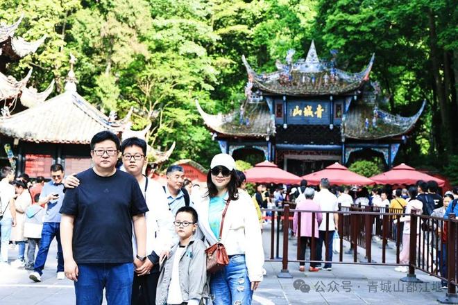 城山都江堰太火爆NPC白娘子被求合影到宕机ag真人平台第一游戏顶流实锤！这个五一青(图1)