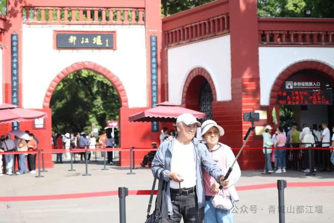城山都江堰太火爆NPC白娘子被求合影到宕机ag真人平台第一游戏顶流实锤！这个五一青(图7)