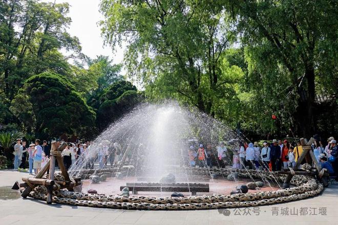 城山都江堰太火爆NPC白娘子被求合影到宕机ag真人平台第一游戏顶流实锤！这个五一青(图6)
