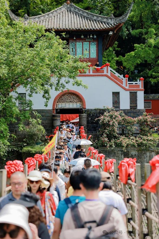 城山都江堰太火爆NPC白娘子被求合影到宕机ag真人平台第一游戏顶流实锤！这个五一青(图8)