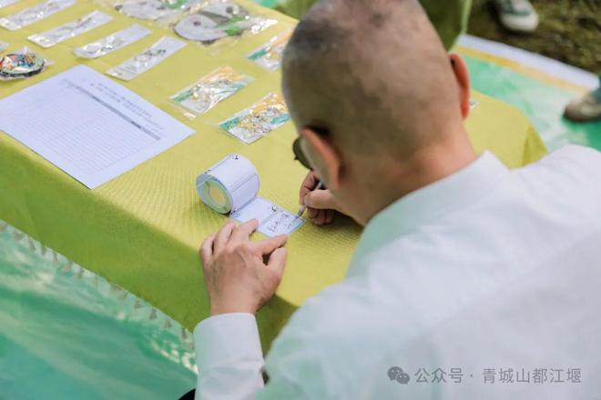 城山都江堰太火爆NPC白娘子被求合影到宕机ag真人平台第一游戏顶流实锤！这个五一青(图4)