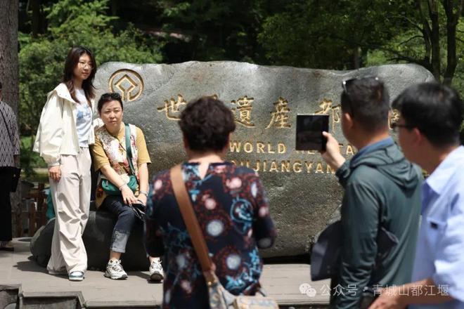 城山都江堰太火爆NPC白娘子被求合影到宕机ag真人平台第一游戏顶流实锤！这个五一青(图21)