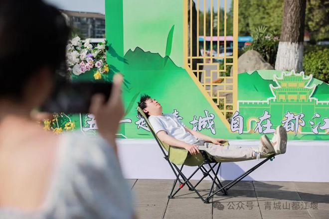 城山都江堰太火爆NPC白娘子被求合影到宕机ag真人平台第一游戏顶流实锤！这个五一青(图12)
