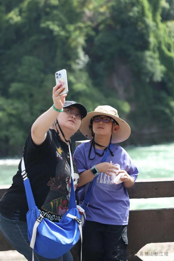 城山都江堰太火爆NPC白娘子被求合影到宕机ag真人平台第一游戏顶流实锤！这个五一青(图24)