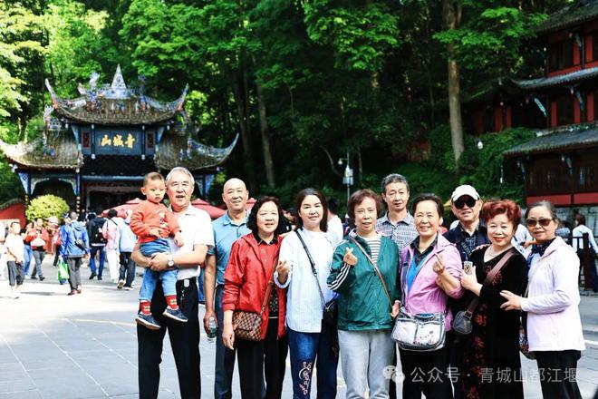 城山都江堰太火爆NPC白娘子被求合影到宕机ag真人平台第一游戏顶流实锤！这个五一青(图25)